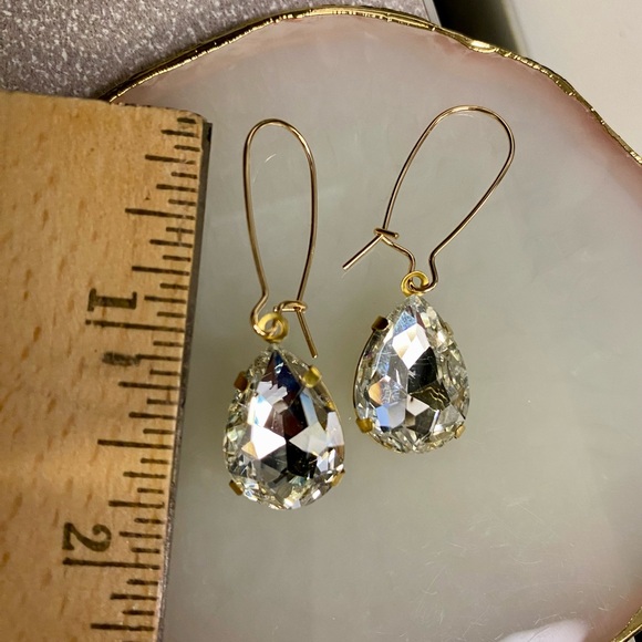 Long kidney wire sparkly clear drop earrings - Picture 4 of 4